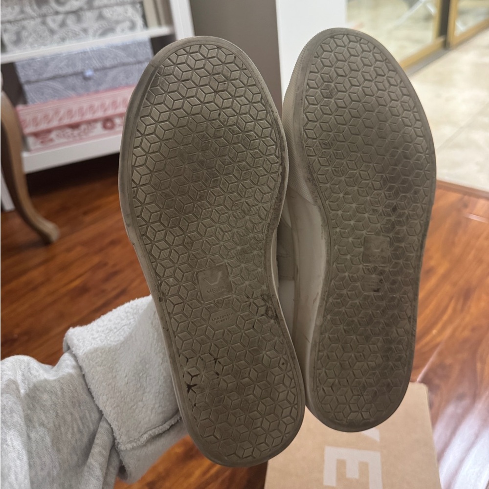 Veja Sneakers - Picture 5 of 7